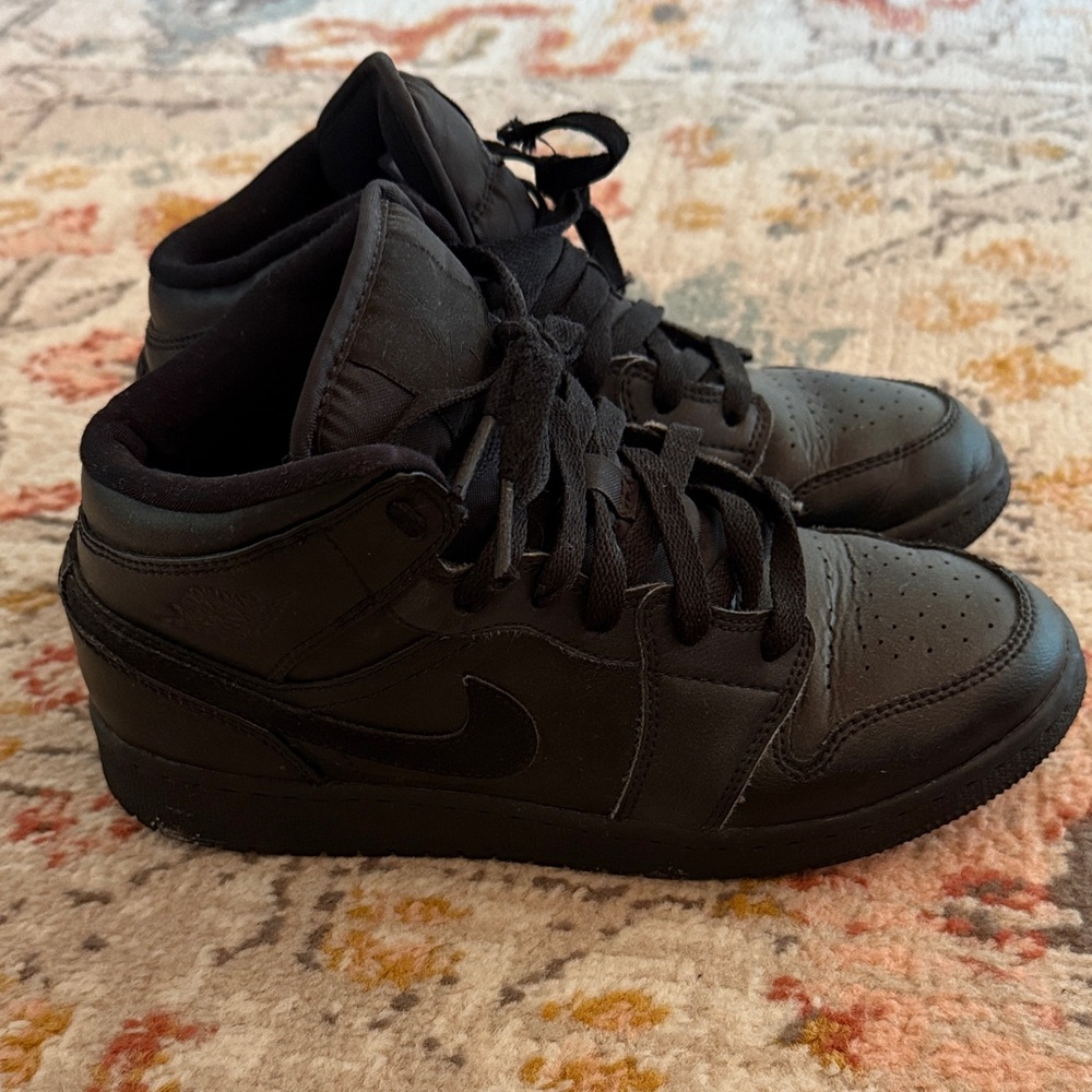Jordan 1 Mid - Triple Black